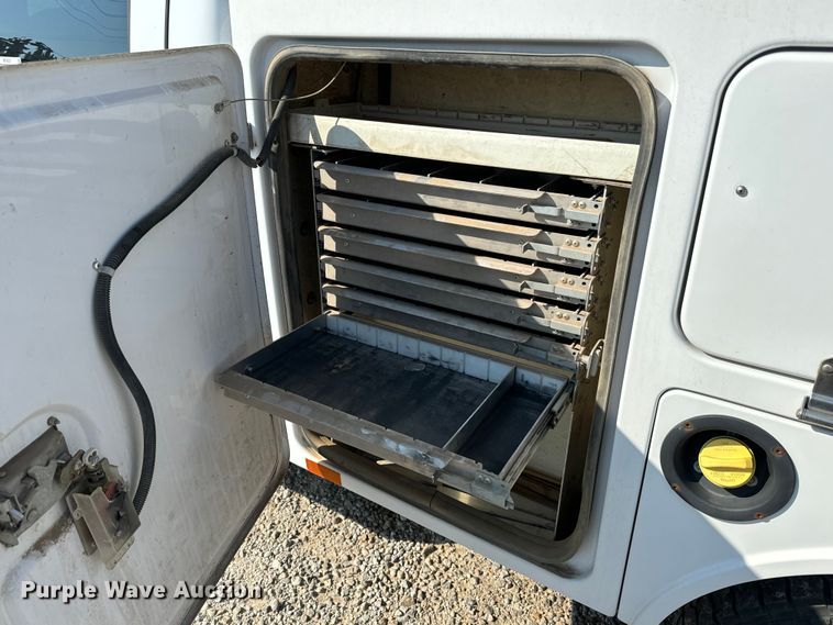 image for item MV9037 2015 Ford F250 Super Duty Crew Cab utility bed pickup truck