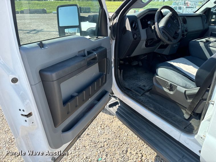image for item MV9037 2015 Ford F250 Super Duty Crew Cab utility bed pickup truck