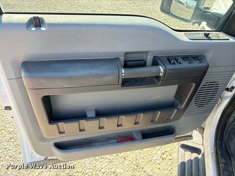 image for item MV9037 2015 Ford F250 Super Duty Crew Cab utility bed pickup truck