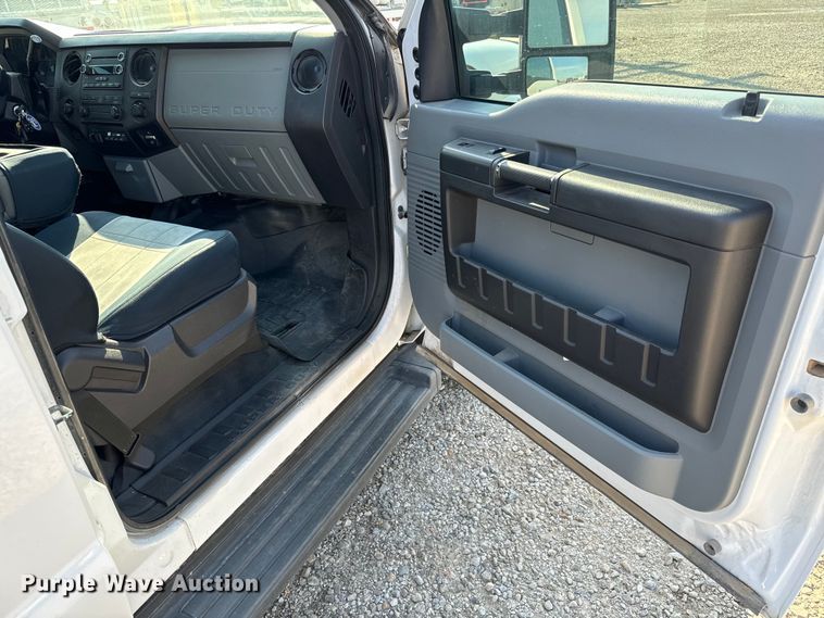 image for item MV9037 2015 Ford F250 Super Duty Crew Cab utility bed pickup truck