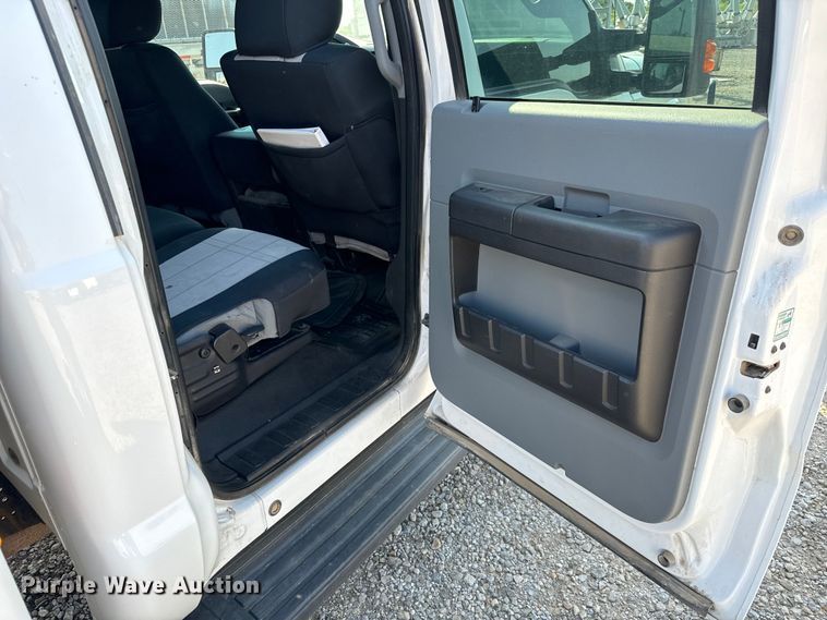 image for item MV9037 2015 Ford F250 Super Duty Crew Cab utility bed pickup truck