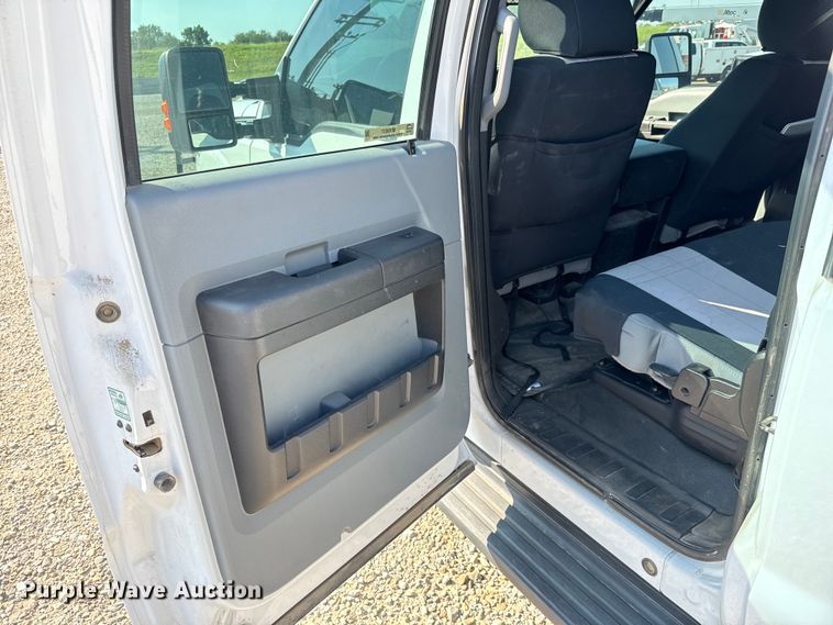 image for item MV9037 2015 Ford F250 Super Duty Crew Cab utility bed pickup truck