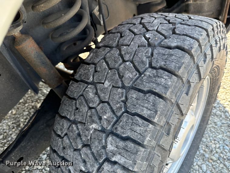 image for item MV9037 2015 Ford F250 Super Duty Crew Cab utility bed pickup truck