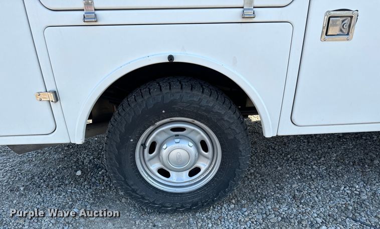 image for item MV9037 2015 Ford F250 Super Duty Crew Cab utility bed pickup truck