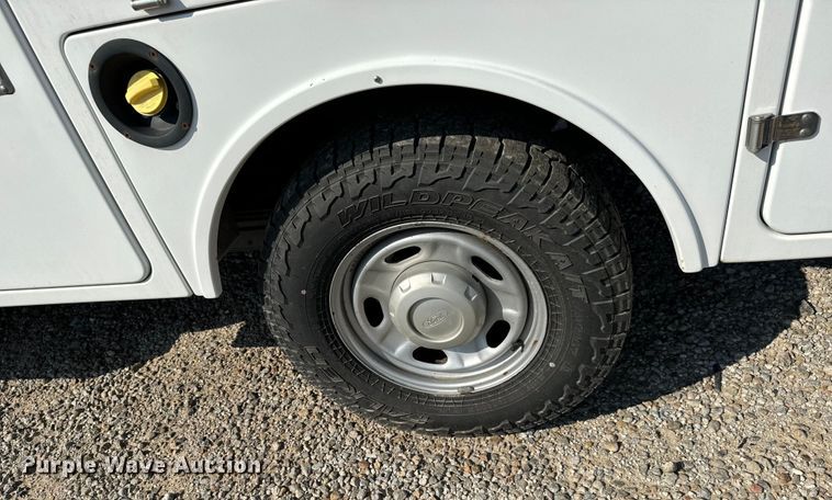 image for item MV9037 2015 Ford F250 Super Duty Crew Cab utility bed pickup truck