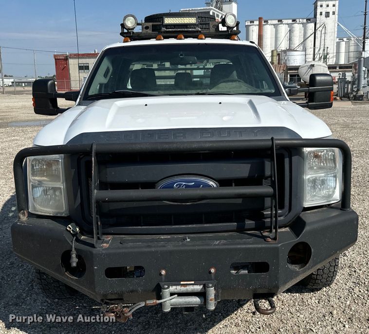 image for item MV9038 2013 Ford F450 Super Duty Crew Cab flatbed truck