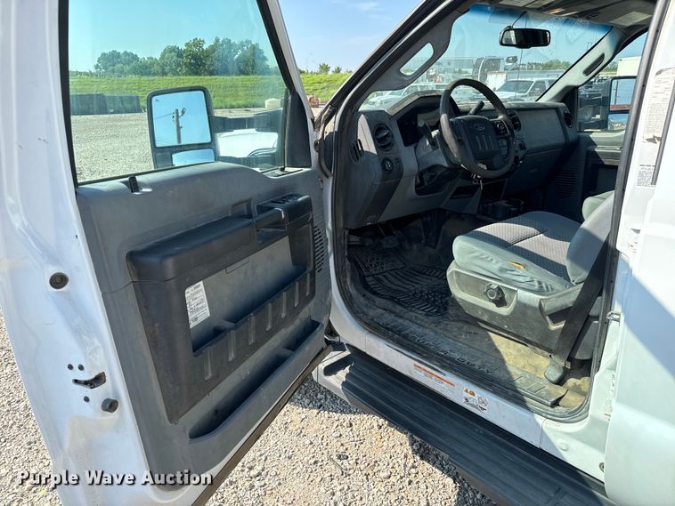 image for item MV9038 2013 Ford F450 Super Duty Crew Cab flatbed truck