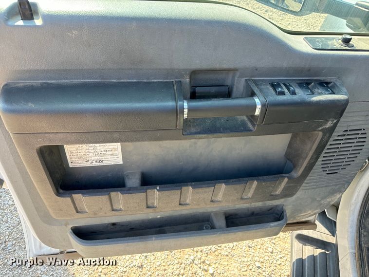 image for item MV9038 2013 Ford F450 Super Duty Crew Cab flatbed truck