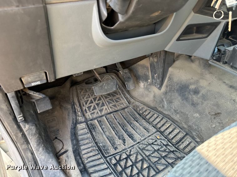 image for item MV9038 2013 Ford F450 Super Duty Crew Cab flatbed truck