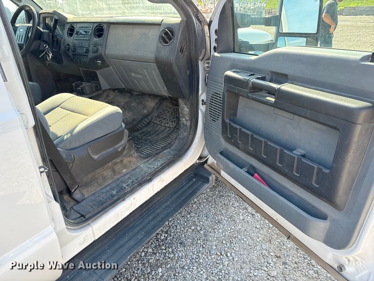 image for item MV9038 2013 Ford F450 Super Duty Crew Cab flatbed truck