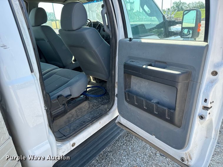 image for item MV9038 2013 Ford F450 Super Duty Crew Cab flatbed truck