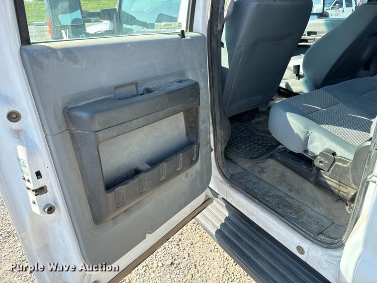 image for item MV9038 2013 Ford F450 Super Duty Crew Cab flatbed truck