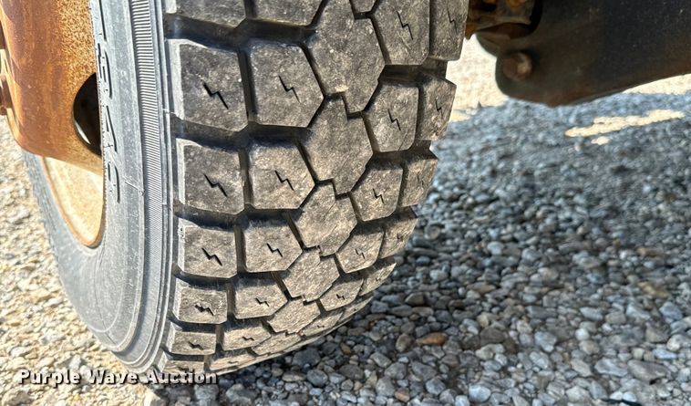 image for item MV9038 2013 Ford F450 Super Duty Crew Cab flatbed truck