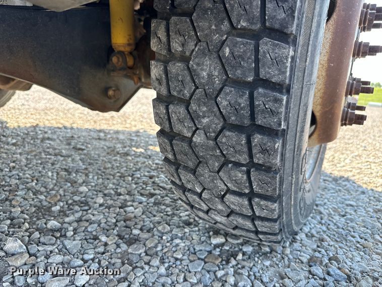 image for item MV9038 2013 Ford F450 Super Duty Crew Cab flatbed truck