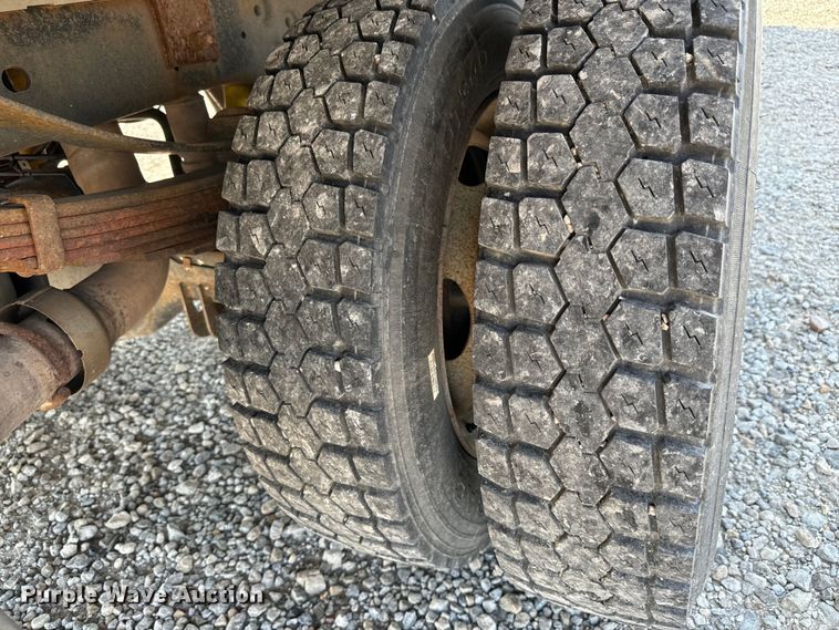 image for item MV9038 2013 Ford F450 Super Duty Crew Cab flatbed truck