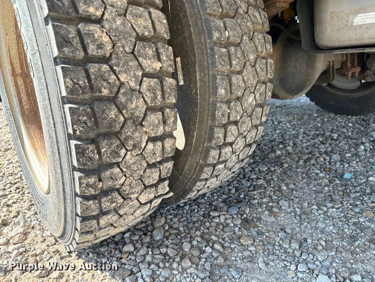 image for item MV9038 2013 Ford F450 Super Duty Crew Cab flatbed truck