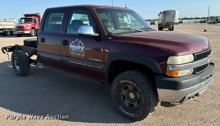 image for item MV9041 2001 Chevrolet Silverado 2500HD LT Crew Cab pickup truck