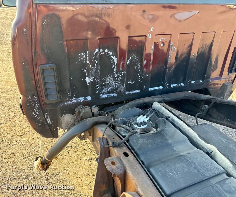 image for item MV9041 2001 Chevrolet Silverado 2500HD LT Crew Cab pickup truck