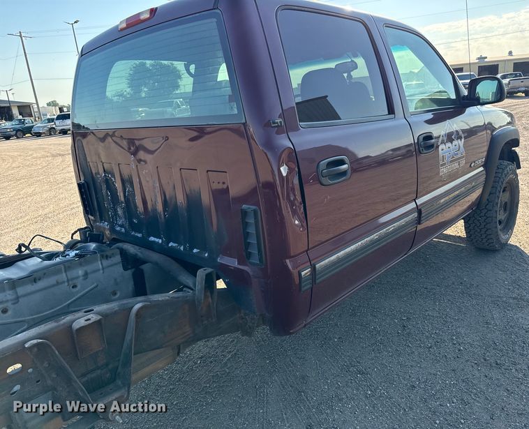 image for item MV9041 2001 Chevrolet Silverado 2500HD LT Crew Cab pickup truck