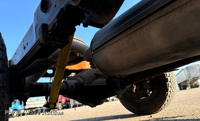 image for item MV9041 2001 Chevrolet Silverado 2500HD LT Crew Cab pickup truck