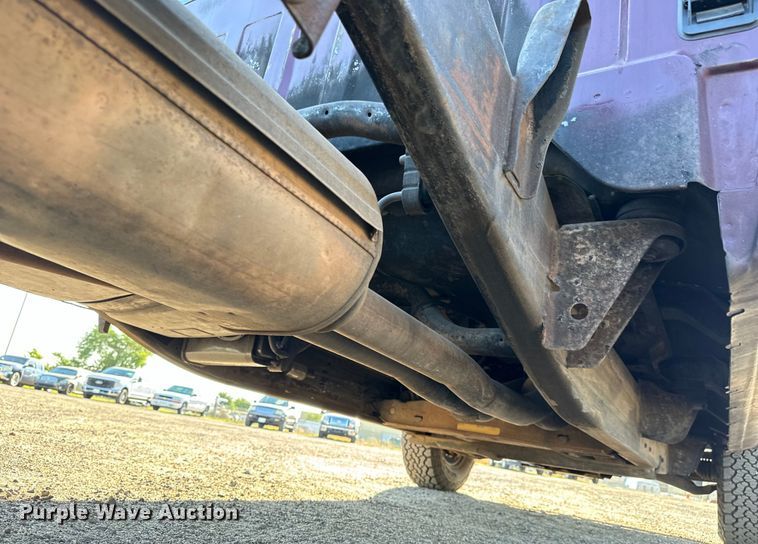 image for item MV9041 2001 Chevrolet Silverado 2500HD LT Crew Cab pickup truck