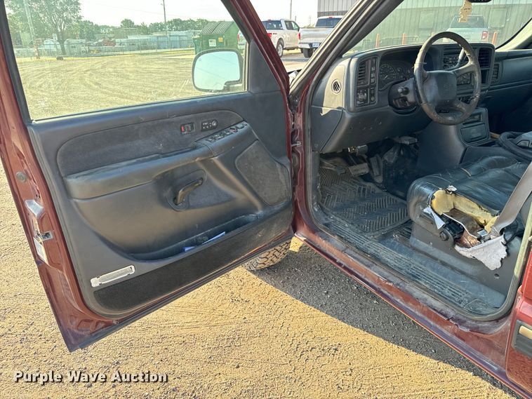 image for item MV9041 2001 Chevrolet Silverado 2500HD LT Crew Cab pickup truck