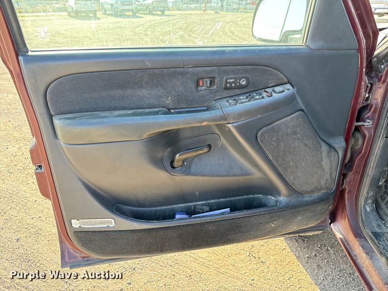 image for item MV9041 2001 Chevrolet Silverado 2500HD LT Crew Cab pickup truck