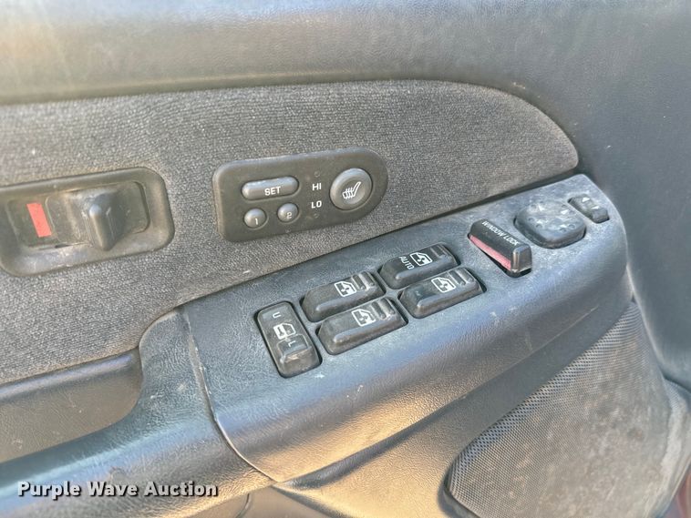 image for item MV9041 2001 Chevrolet Silverado 2500HD LT Crew Cab pickup truck