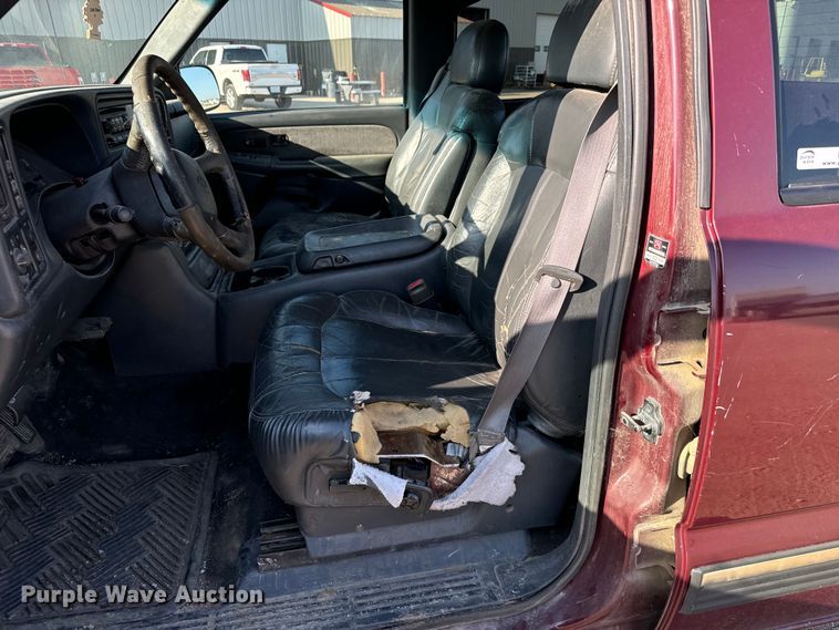 image for item MV9041 2001 Chevrolet Silverado 2500HD LT Crew Cab pickup truck