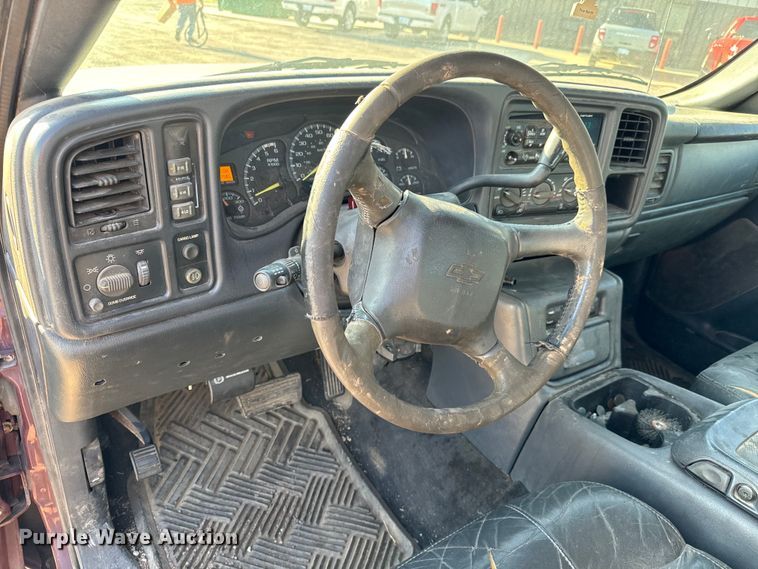 image for item MV9041 2001 Chevrolet Silverado 2500HD LT Crew Cab pickup truck