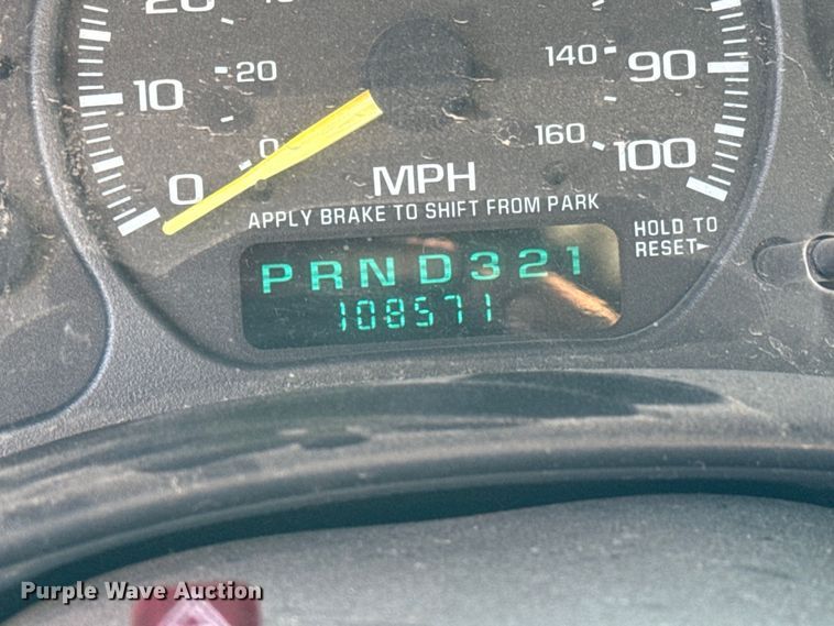 image for item MV9041 2001 Chevrolet Silverado 2500HD LT Crew Cab pickup truck