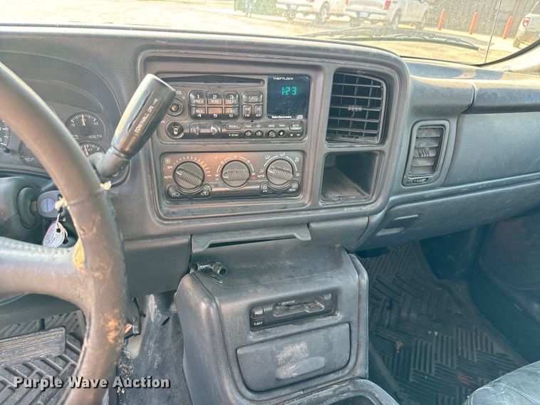 image for item MV9041 2001 Chevrolet Silverado 2500HD LT Crew Cab pickup truck