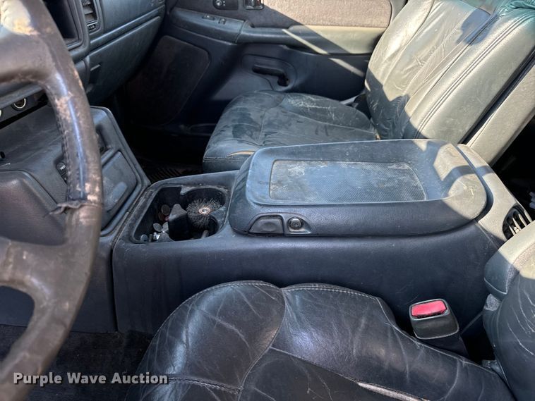 image for item MV9041 2001 Chevrolet Silverado 2500HD LT Crew Cab pickup truck