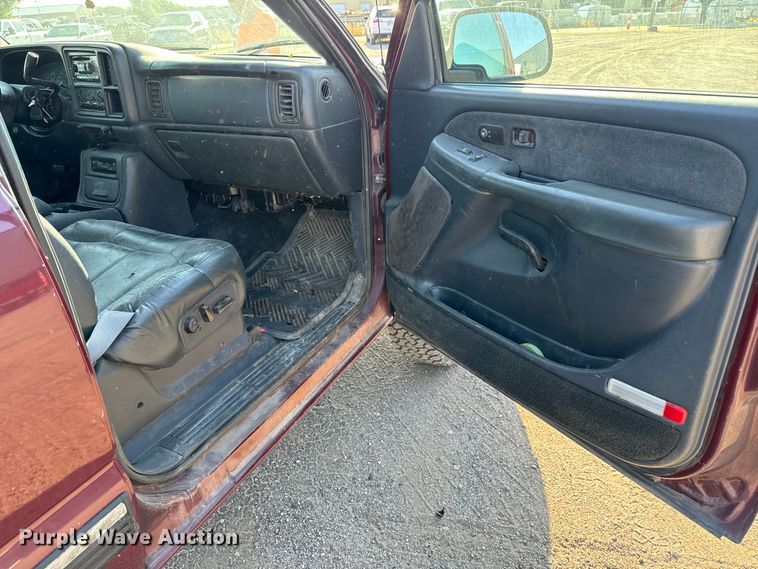 image for item MV9041 2001 Chevrolet Silverado 2500HD LT Crew Cab pickup truck