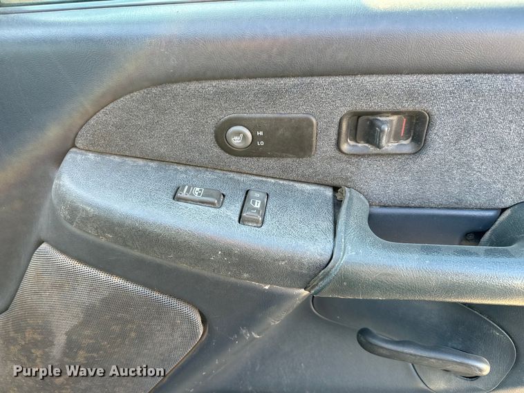 image for item MV9041 2001 Chevrolet Silverado 2500HD LT Crew Cab pickup truck