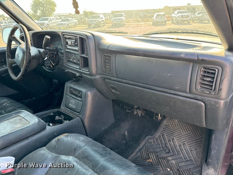 image for item MV9041 2001 Chevrolet Silverado 2500HD LT Crew Cab pickup truck