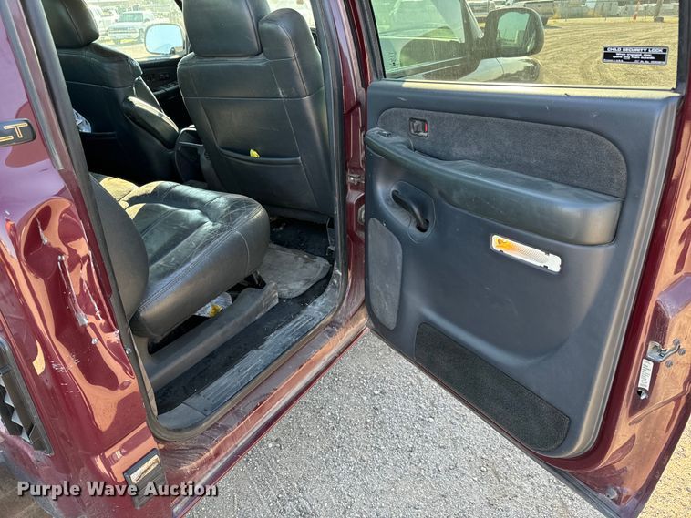 image for item MV9041 2001 Chevrolet Silverado 2500HD LT Crew Cab pickup truck