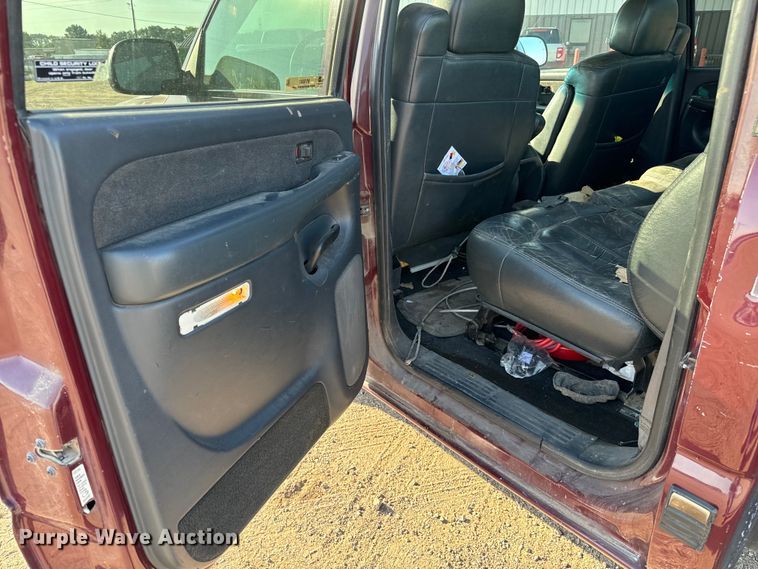 image for item MV9041 2001 Chevrolet Silverado 2500HD LT Crew Cab pickup truck