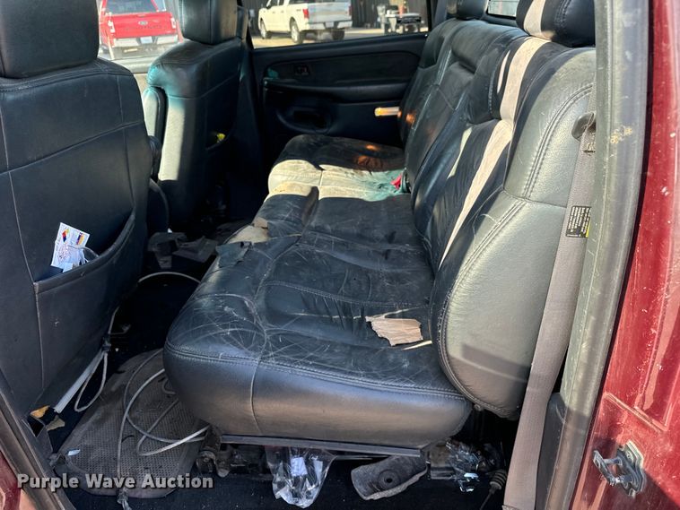 image for item MV9041 2001 Chevrolet Silverado 2500HD LT Crew Cab pickup truck