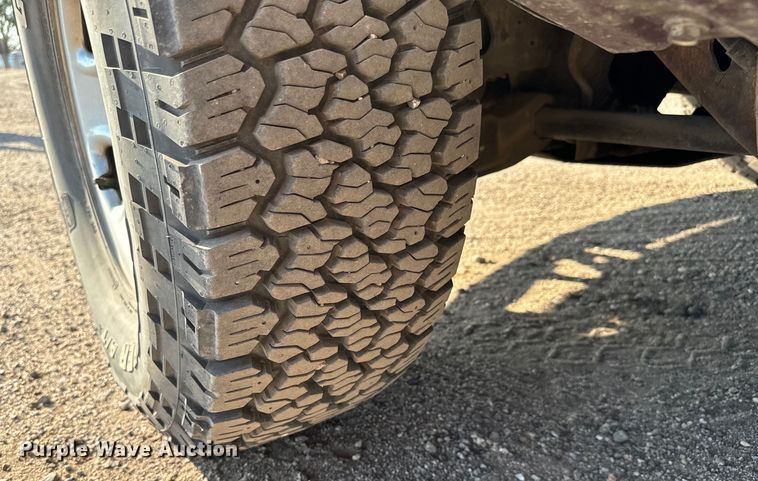 image for item MV9041 2001 Chevrolet Silverado 2500HD LT Crew Cab pickup truck