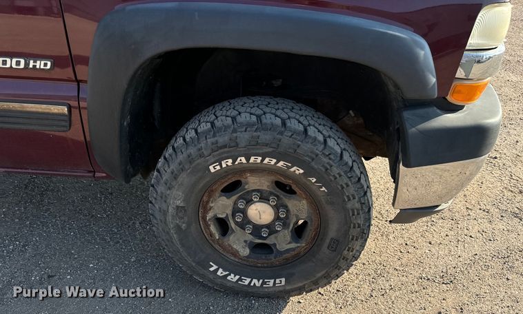 image for item MV9041 2001 Chevrolet Silverado 2500HD LT Crew Cab pickup truck