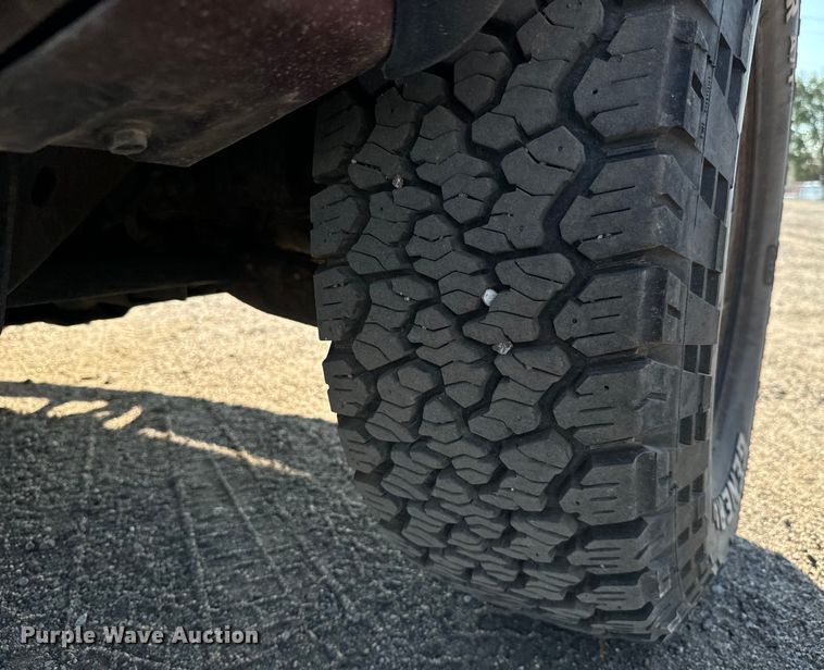 image for item MV9041 2001 Chevrolet Silverado 2500HD LT Crew Cab pickup truck