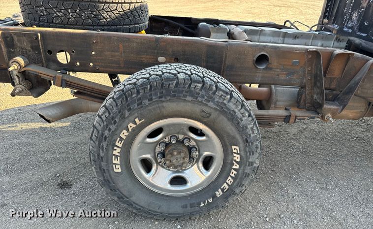 image for item MV9041 2001 Chevrolet Silverado 2500HD LT Crew Cab pickup truck