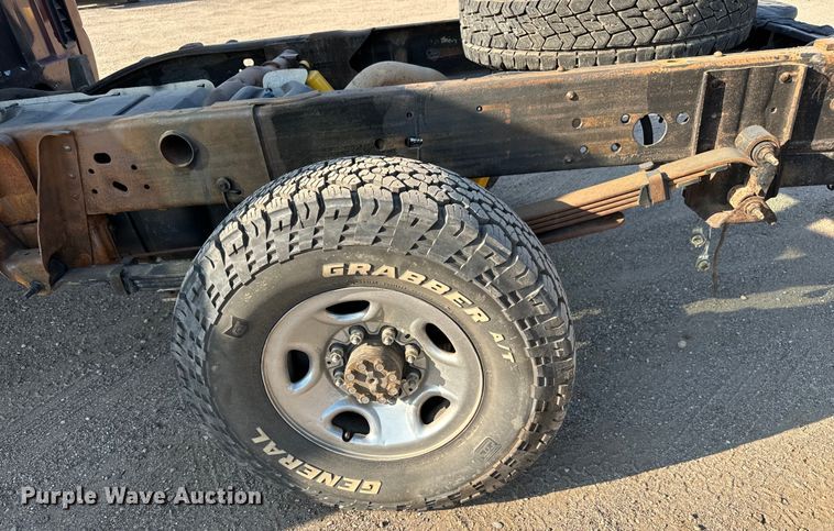 image for item MV9041 2001 Chevrolet Silverado 2500HD LT Crew Cab pickup truck