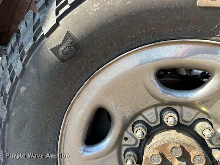 image for item MV9041 2001 Chevrolet Silverado 2500HD LT Crew Cab pickup truck