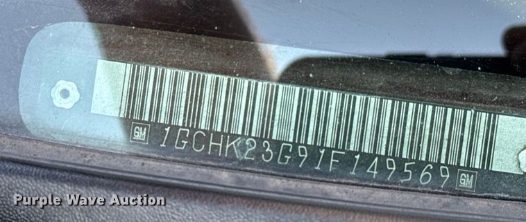 image for item MV9041 2001 Chevrolet Silverado 2500HD LT Crew Cab pickup truck