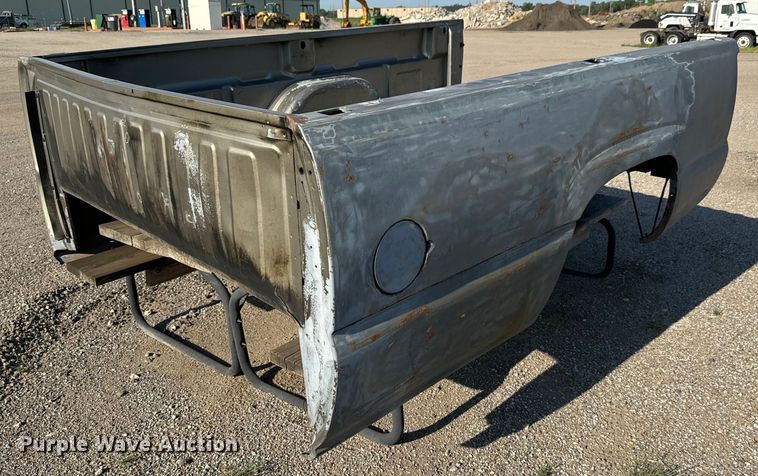 image for item MV9041 2001 Chevrolet Silverado 2500HD LT Crew Cab pickup truck