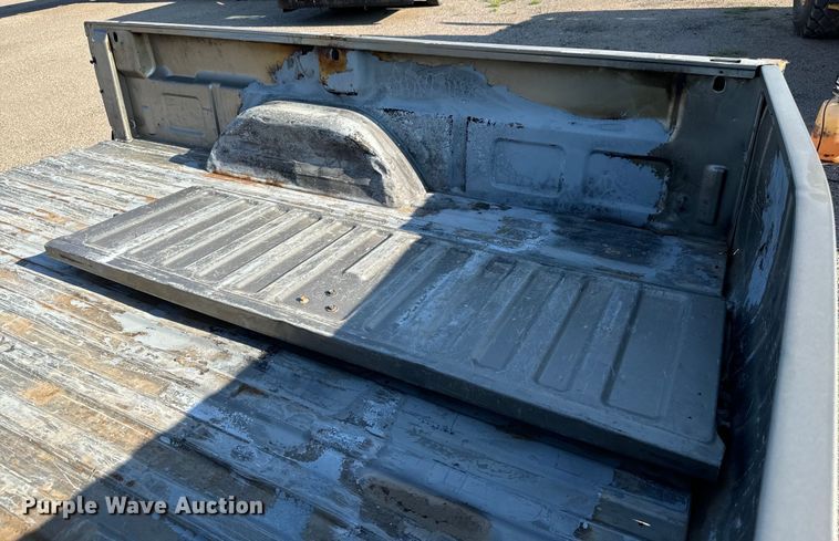 image for item MV9041 2001 Chevrolet Silverado 2500HD LT Crew Cab pickup truck