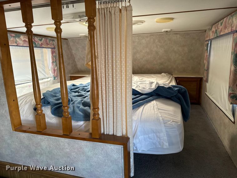 image for item NH9126 1996 Conquest  Gulf Stream camper