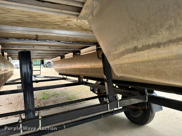 image for item NQ9553 2009 Manitou Osprey pontoon boat